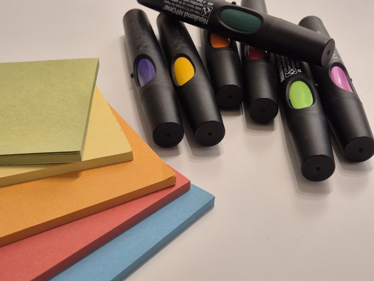 Stifte und Notizzettel als kreative Arbeitsmittel im Coaching