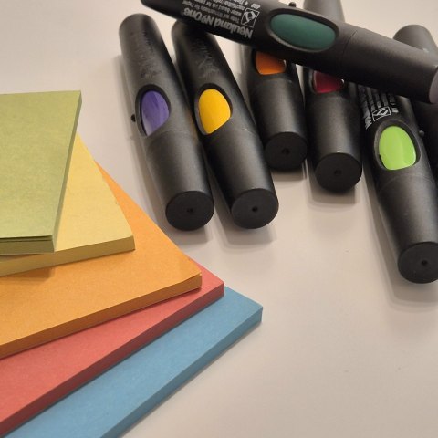 Bunte Stifte und farbiges Papier für die kreative Arbeit