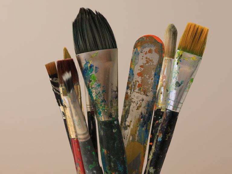 Pinsel und kreative Materialien für kunsttherapeutisches Arbeiten