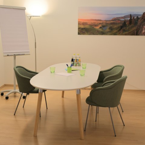 Besprechungstisch mit Stühlen und Flipchart in der Praxis